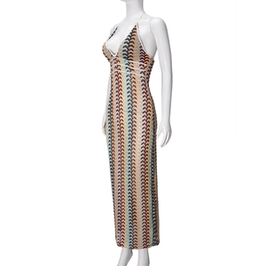 Détail du tissu en maille rayée colorée sur une robe longue moulante dos nu