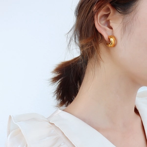 Elegant 18K gold plated titanium steel thick C-shaped hoop earrings for women