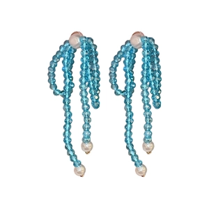 Eleganti orecchini a fiocco in cristallo azzurro con nappe, perle e aghi d'argento
