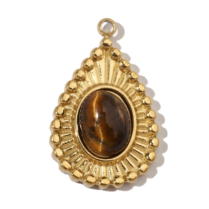 Vue détaillée d'un pendentif goutte en or avec une pierre oeil de tigre marron