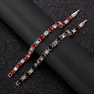 Détail de bracelets en cristal rouge et vert étincelant plaqués or rose