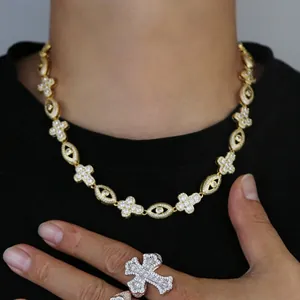Parure hip hop avec collier croix œil maléfique serti et bague épaisse sur un mannequin