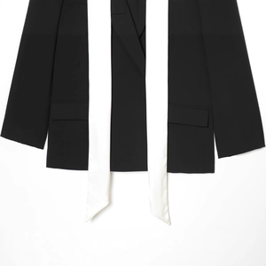 Blazer noir chic pour femme avec une élégante bordure en écharpe de satin blanc raffinée