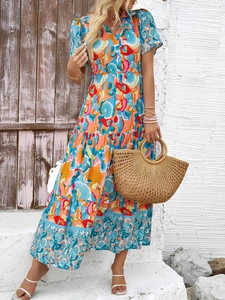 Robe longue fleurie à col en V et manches courtes avec jupe à volants pour vacances