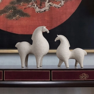 Minimalistische hars paardenbeelden met matte textuur voor moderne woonkamer decoratie