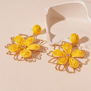 Pendientes de flores de rafia tejida bohemia con marco dorado y perla plateada