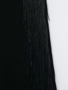 Λεπτομέρεια από μαύρα κρόσσια σε ύφασμα twill για κομψό γυναικείο ίσιο παντελόνι