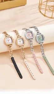 Détail de montres carrées avec cadran en nacre et bracelet en chaîne et cuir