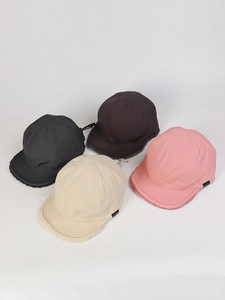 Vista dettagliata di cappelli invernali in grigio, marrone, beige e rosa con fodera in pile
