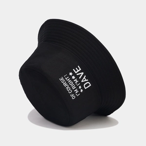 Cappello a secchiello nero in cotone con scritta bianca per protezione solare all'aperto