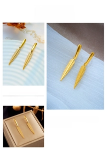 Dettaglio di orecchini a foglia d'oro con texture in metallo spazzolato e linee eleganti