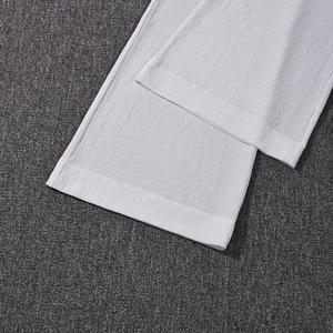 Gros plan de la texture en tricot gaufré blanc et détails des poignets côtelés