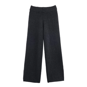 Detailansicht der dunkelgrauen Strickhose mit hohem Bund und weitem Bein auf weißem Hintergrund