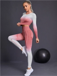 Détail d'un ensemble de yoga dégradé rose et blanc avec une texture en maille côtelée
