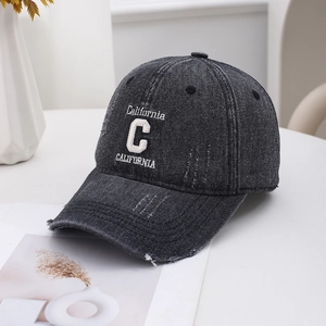 Graue Vintage-Jeans-Basecap mit weißer California-Stickerei in einer sauberen Umgebung