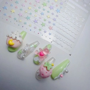 Stickers ongles 5D embossés avec textures crème blanche et motifs étoiles colorées