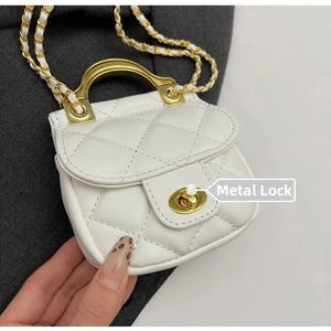 Détail du mini sac matelassé en cuir PU blanc avec fermoir doré et bandoulière chaîne