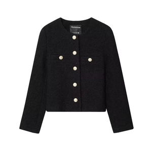 Veste classique en tweed noir avec d'élégants boutons dorés en relief sur fond blanc