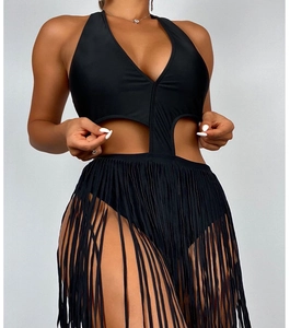 Détail d'un maillot de bain licou noir avec découpes à la taille et longues franges