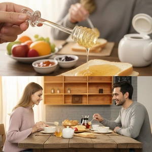 Détail d'une main versant du miel sur un toast avec un bâtonnet en verre transparent