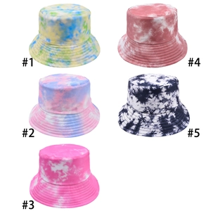 Cinq bobs tie-dye pour femmes avec calotte plate et coutures renforcées sur le bord