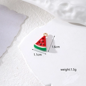Dettaglio del ciondolo a fetta di anguria in lega con dimensioni 1.1cm per 1.6cm