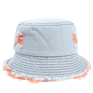 Cappello alla pescatora in denim azzurro con frange arancioni e dettagli strappati