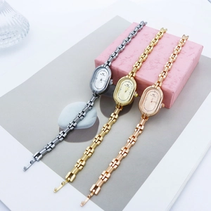 Gros plan d'élégantes montres à quartz ovales en argent, or et or rose