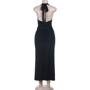 Vista posteriore dell'abito lungo nero con scollo all'americana e spacco laterale sexy