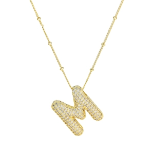 Détail du pendentif lettre M plaqué or 18 carats avec pierres de zircon scintillantes