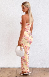 Détail de la robe longue bustier fleurie et moulante avec ourlet à volants