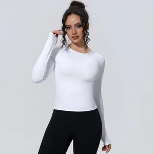 Vue de face haut de yoga blanc à manches longues ajusté avec passe-pouces sur fond gris