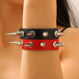 Punk Lederarmband Set mit Nieten in Schwarz und Rot für Rock und Gothic Liebhaber