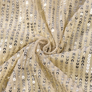 Gros plan détaillé du tissu en maille champagne avec des paillettes argentées scintillantes