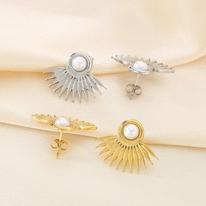 Détails de boucles d'oreilles vintage françaises avec perles dorées et argentées