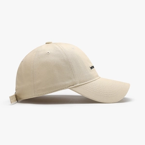 Casquette de baseball en sergé de coton beige avec broderie noire et visière courbée
