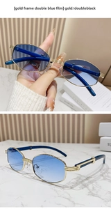 Detail einer Vintage-Metallsonnenbrille mit Goldfassung und blauem Verlaufsglas