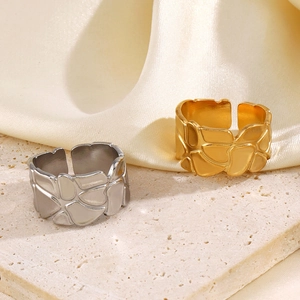 Set aus gold- und silberfarbenen Edelstahlringen mit geometrisch geprägten Texturen
