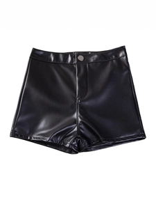 Schwarze High-Waist PU-Leder-Shorts mit silbernem Metallknopf in schmaler Passform