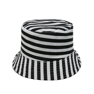 Détail d'un chapeau bob en toile rayé noir et blanc montrant les coutures de la bordure