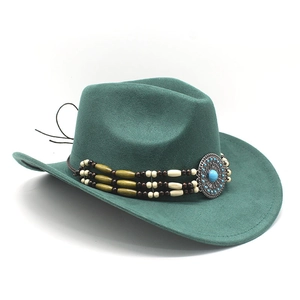 Détail d'un chapeau de cowboy en daim vert foncé avec bandeau ethnique perlé et turquoise