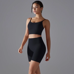 Dettaglio del set sportivo nero a due pezzi con reggiseno e pantaloncini a vita alta