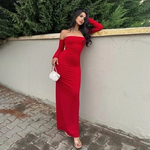 Détail d'une robe longue rouge élégante avec manches assorties et fente latérale mince