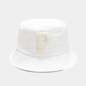 Détail d'un chapeau bob blanc en tissu éponge avec broderie en peluche de la lettre P
