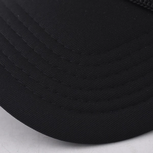 Détail de la visière de casquette noire avec cinq lignes de coutures renforcées