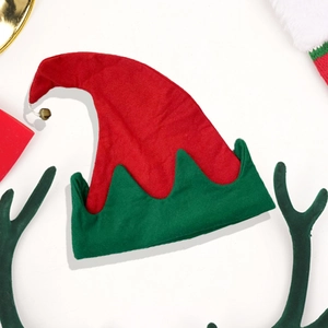 Détail du chapeau d'elfe de Noël en feutre rouge et vert avec petit grelot et bord dentelé