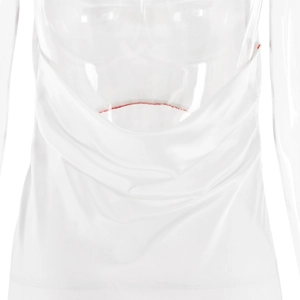 Détail du haut dos nu blanc avec col bénitier drapé et fil de couleur rouge