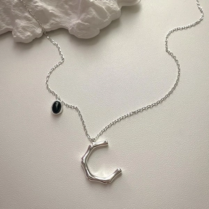 Collana minimalista in argento 925 con pendente ovale nero e ciondolo a forma di C