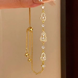Détail du bracelet calebasse plaqué or 18 carats avec perles blanches et zircons