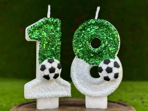 Détail de bougies d'anniversaire chiffre 18 blanches et vertes avec décor football